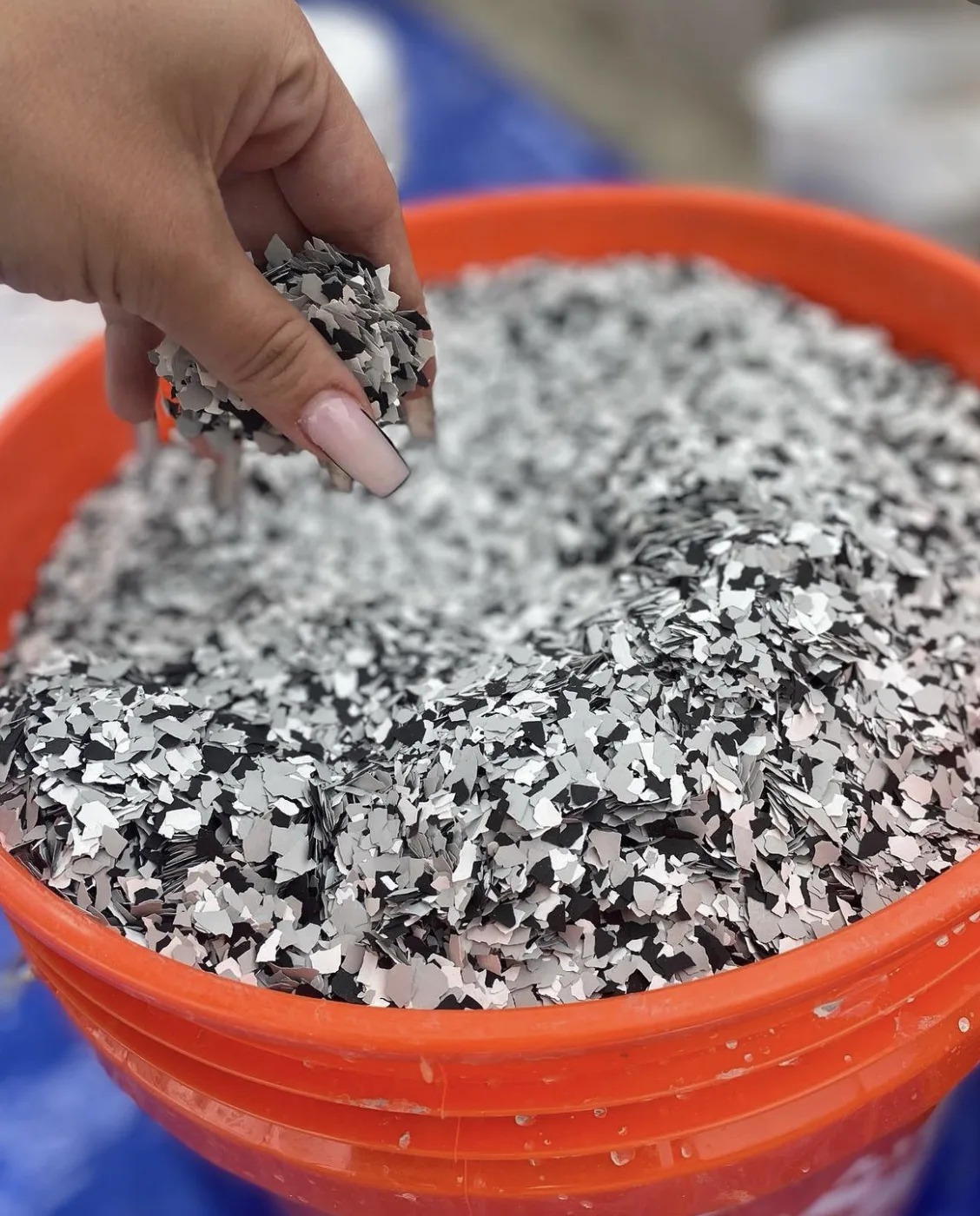 Broadcasting decorative flake into the wet resin base coat